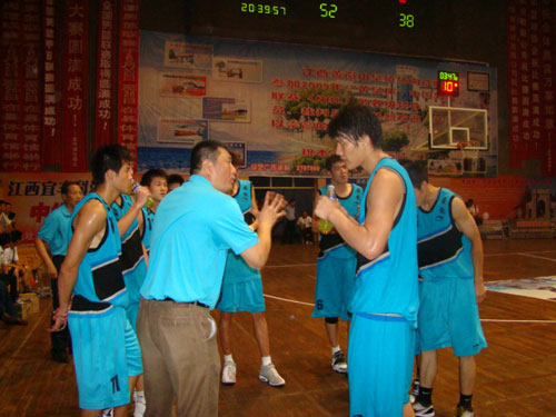 球员通过高